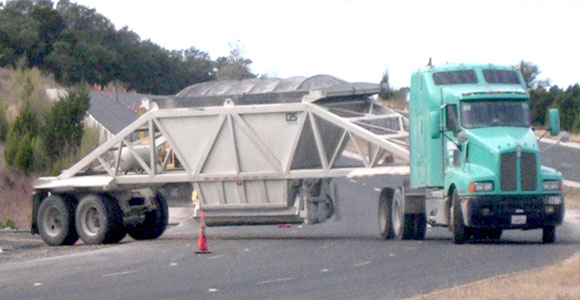 Semi trailer end dump truck